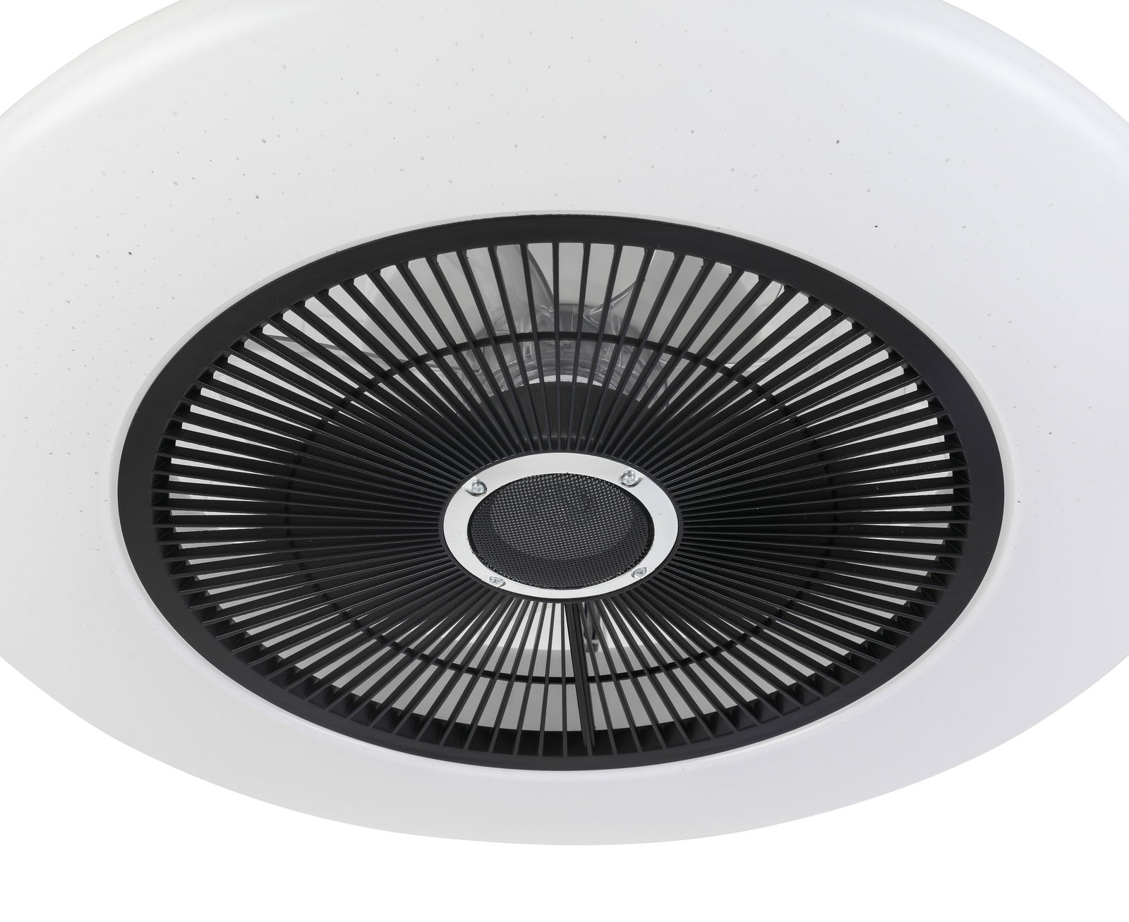 Nahaufnahme eines modernen Deckenventilators von unten, mit schwarzem Gitter und weißem Gehäuse.
