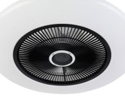 Nahaufnahme eines modernen Deckenventilators von unten, mit schwarzem Gitter und weißem Gehäuse.