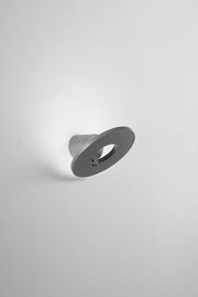 Moderne LED-Außenwandleuchte in seitlicher Perspektive, mit rundem, minimalistischem Design.