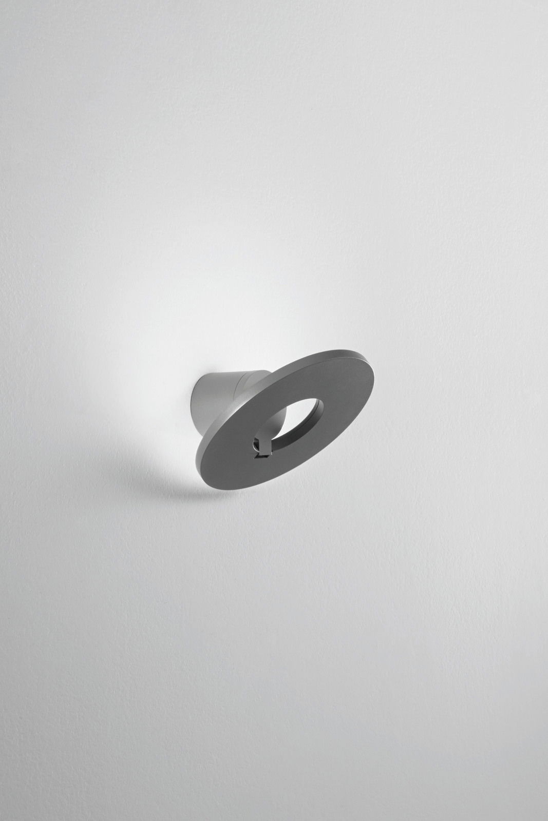 Moderne LED-Außenwandleuchte in seitlicher Perspektive, mit rundem, minimalistischem Design.