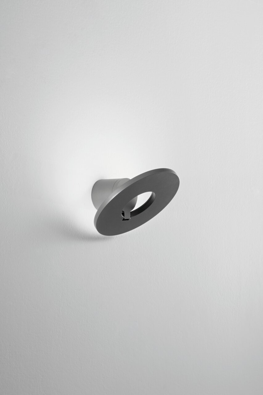 Moderne LED-Außenwandleuchte in seitlicher Perspektive, mit rundem, minimalistischem Design.