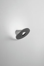 Moderne LED-buitenwandlamp in zijaanzicht, met een rond, minimalistisch ontwerp.