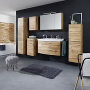 Moderne Badkombination aus Holz mit Waschbecken und Spiegel, frontal betrachtet.