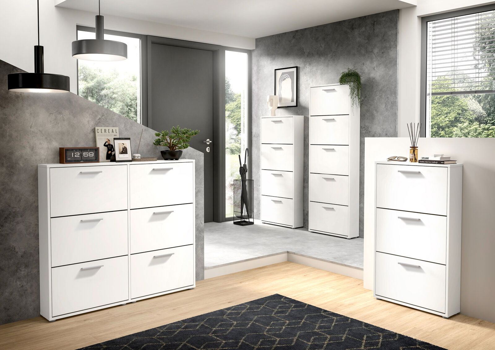 Moderner Schuhkipper in Weiß mit drei Klappen, in einem stilvollen Raum mit grauer Wand und Holzboden, aus der Perspektive des Eingangsbereichs betrachtet.