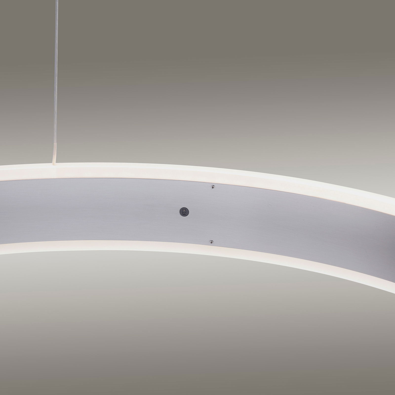 Moderne Pendelleuchte in gebogener Form aus Metall, seitliche Perspektive