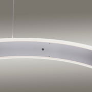 Moderne Pendelleuchte in gebogener Form aus Metall, seitliche Perspektive