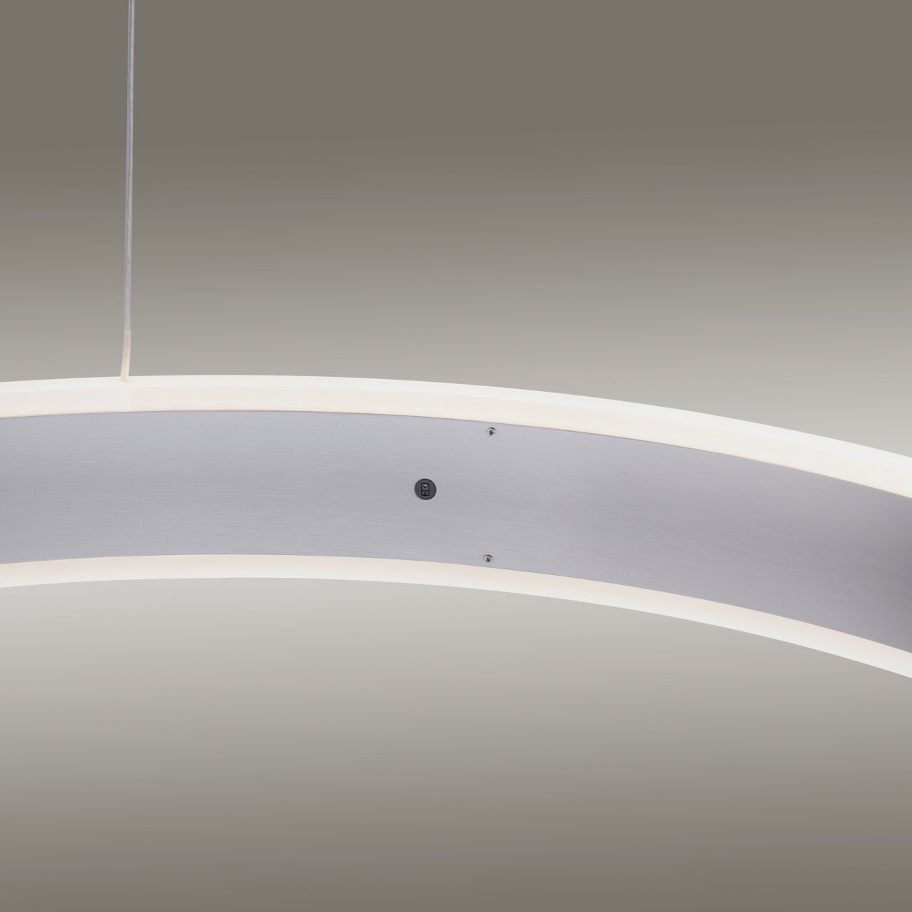 Moderne Pendelleuchte in gebogener Form aus Metall, seitliche Perspektive
