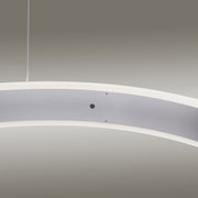 Moderne Pendelleuchte in gebogener Form aus Metall, seitliche Perspektive
