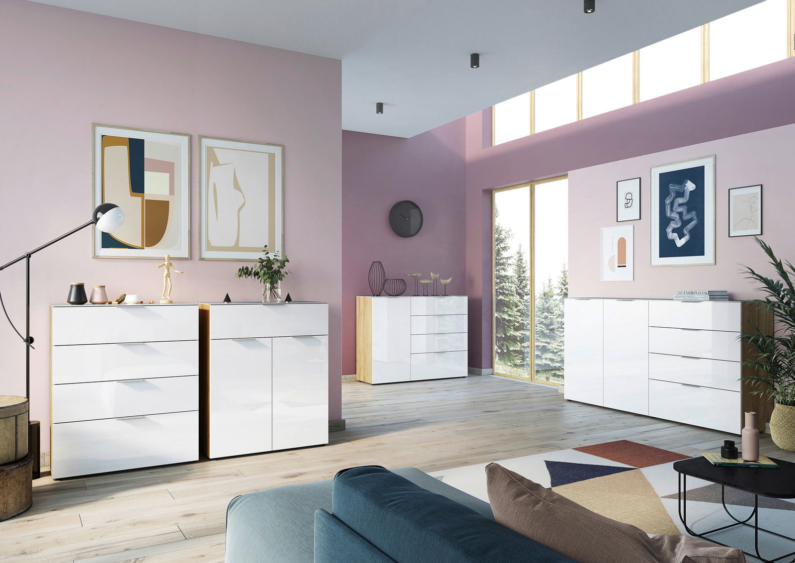 Moderne weiße Kommode mit Hochglanzoberfläche in einem stilvoll eingerichteten Wohnzimmer, seitliche Perspektive.