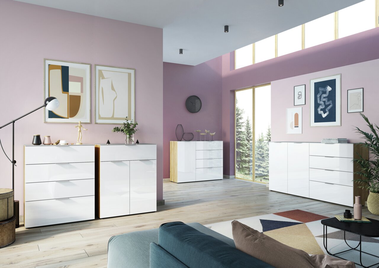 Moderne weiße Kommode mit Hochglanzoberfläche in einem stilvoll eingerichteten Wohnzimmer, seitliche Perspektive.