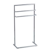 Moderner Handtuchständer aus Metall mit drei Stangen, seitliche Perspektive.