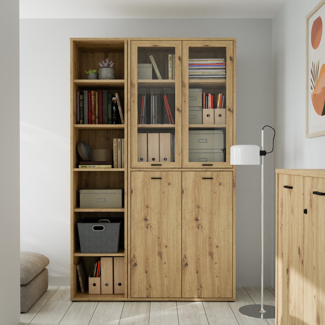 Holzregal mit schmalem Design, bestehend aus offenen und geschlossenen Fächern, gefüllt mit Büchern und Aufbewahrungsboxen, aus frontaler Perspektive.