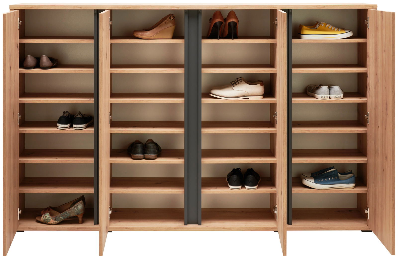 Schuhschrank XORA LIV aus Holz mit offenen Türen, gefüllt mit verschiedenen Schuhen, frontal betrachtet.