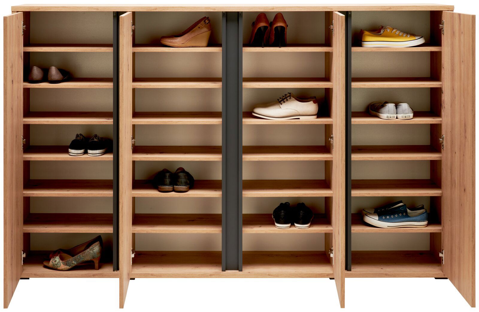 Schuhschrank XORA LIV aus Holz mit offenen Türen, gefüllt mit verschiedenen Schuhen, frontal betrachtet.