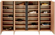 Schuhschrank XORA LIV aus Holz mit offenen Türen, gefüllt mit verschiedenen Schuhen, frontal betrachtet.