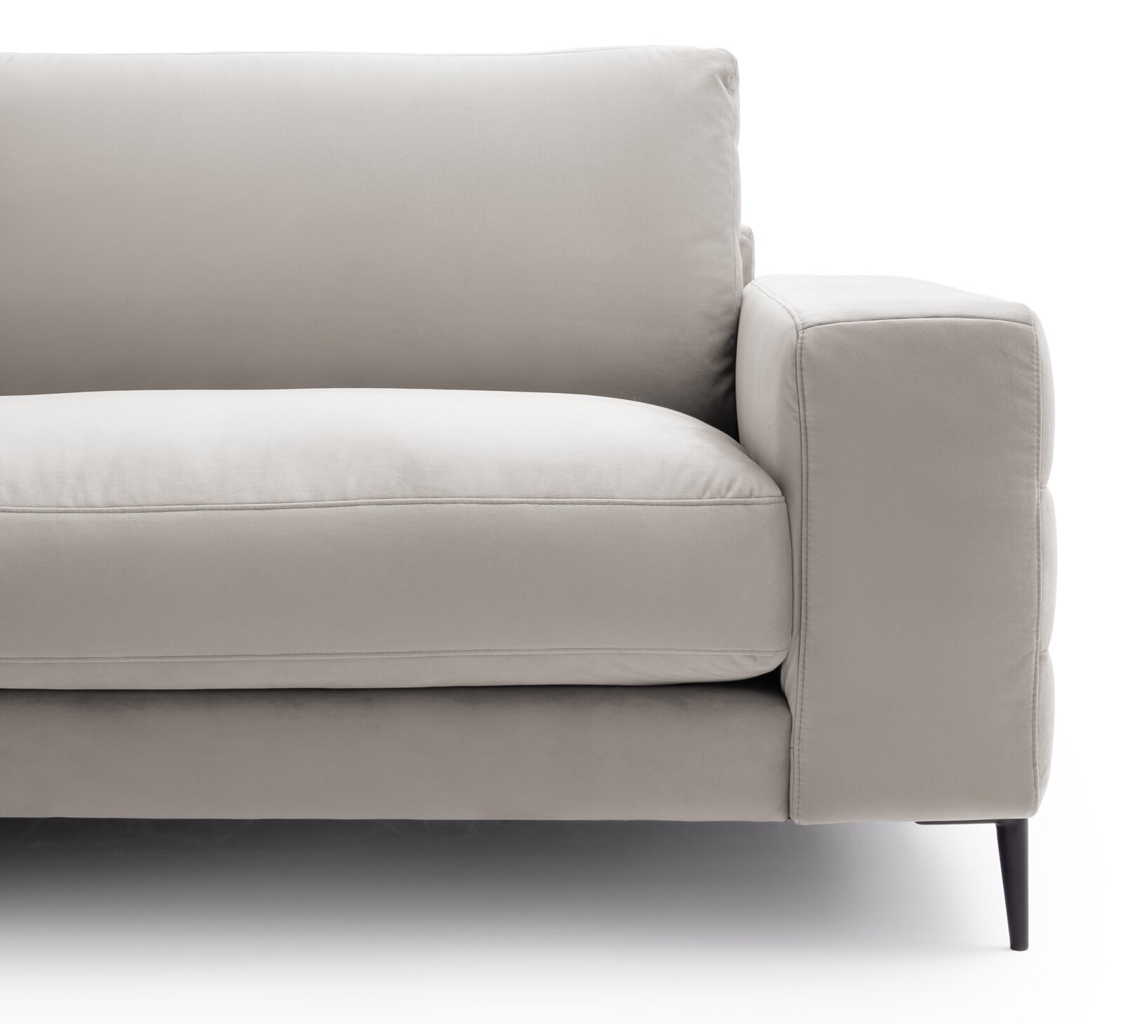 Nahaufnahme eines modernen, beigen Sofas mit Armlehne und schwarzem Bein, seitliche Perspektive