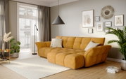 Mosterdgele, gecapitonneerde hoekbank met chaise longue in een lichte moderne woonkamer, gefotografeerd in een schuin vooraanzicht.