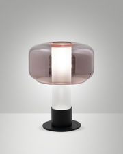 Moderne Tischleuchte mit rundem, rauchigem Glas und schwarzem Sockel, frontal betrachtet.