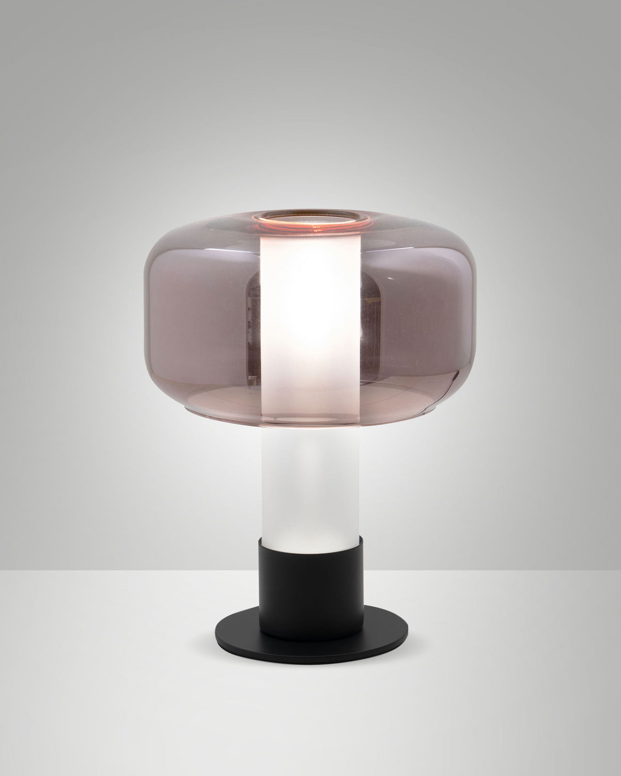 Moderne Tischleuchte mit rundem, rauchigem Glas und schwarzem Sockel, frontal betrachtet.