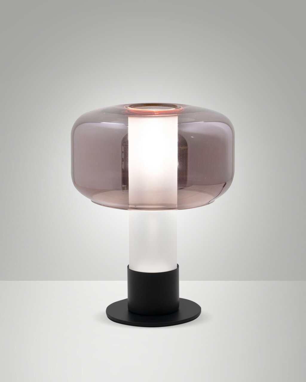 Moderne Tischleuchte mit rundem, rauchigem Glas und schwarzem Sockel, frontal betrachtet.