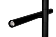 Nahaufnahme einer modernen, schwarzen LED-Stehleuchte mit zylindrischem Leuchtkopf.