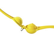 Gelbe Zitronenpresse LIMONA mit einer halben Zitrone, seitliche Perspektive