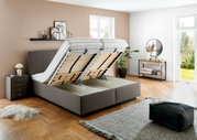 Modernes Polsterbett mit hochgeklappter Matratze und Stauraum, seitliche Perspektive