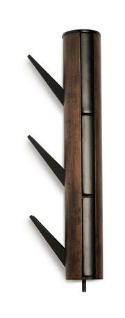 Nahaufnahme eines modernen Garderobenständers mit ausklappbaren Haken, seitliche Perspektive.