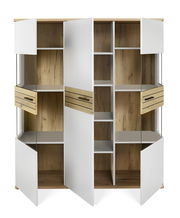 Offenes Highboard mit weißen Türen, Holzelementen und Glasfronten, aus der Frontalperspektive.