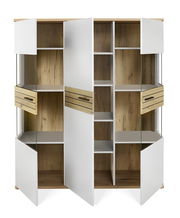 Offenes Highboard mit weißen Türen, Holzelementen und Glasfronten, aus der Frontalperspektive.