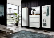 Modernes Flur-Set mit weißer Hochglanz-Garderobe: hoher Schrank, Schuhschrank mit Spiegel und Garderobenpaneel mit Haken, aufgenommen in frontaler Perspektive leicht von links in einem hellen Eingangsbereich.