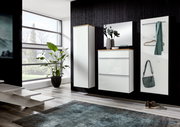 Modernes Flur-Set mit weißer Hochglanz-Garderobe: hoher Schrank, Schuhschrank mit Spiegel und Garderobenpaneel mit Haken, aufgenommen in frontaler Perspektive leicht von links in einem hellen Eingangsbereich.