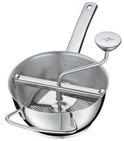 Passiergerät aus Edelstahl, seitliche Perspektive, mit Kurbel und Siebeinsatz.