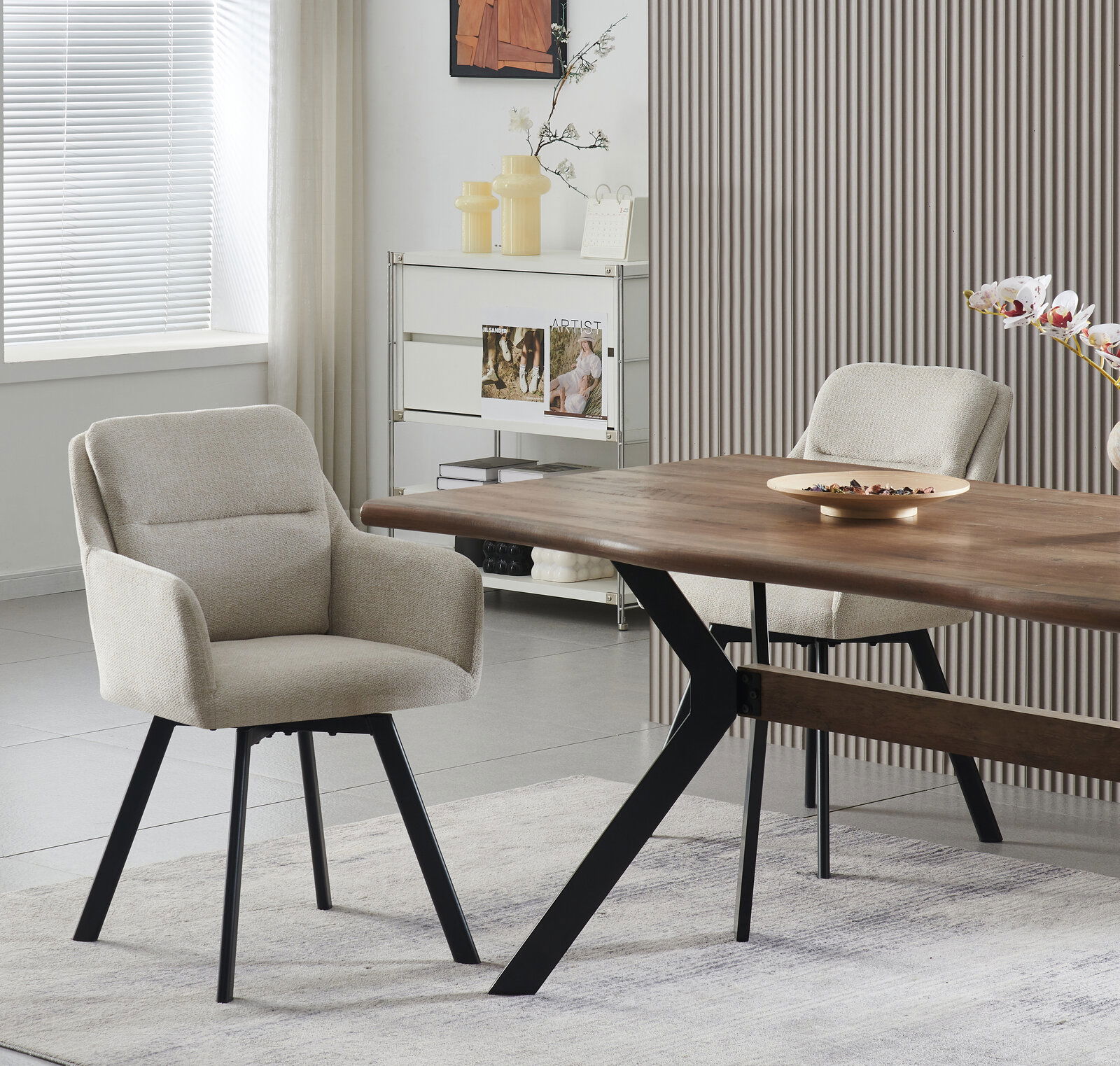 Beiger Polsterstuhl mit Armlehnen und schwarzen Metallbeinen neben einem Holzesstisch in moderner Esszimmer-Szene, seitliche Perspektive