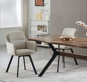 Beiger Polsterstuhl mit Armlehnen und schwarzen Metallbeinen neben einem Holzesstisch in moderner Esszimmer-Szene, seitliche Perspektive