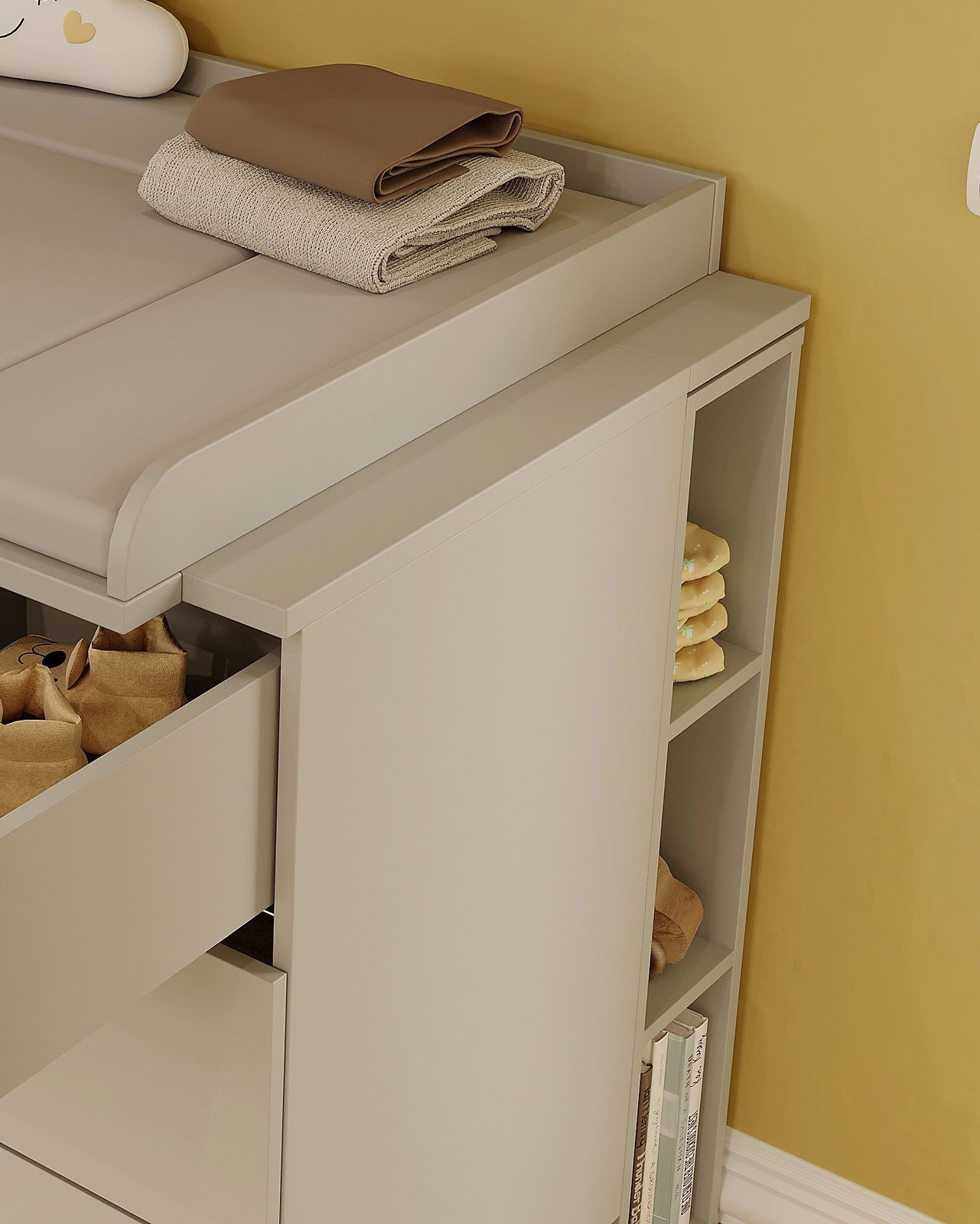 Unterstell-Wandregal in hellem Holzton mit offenen Regalfächern und Schubladen, seitliche Perspektive