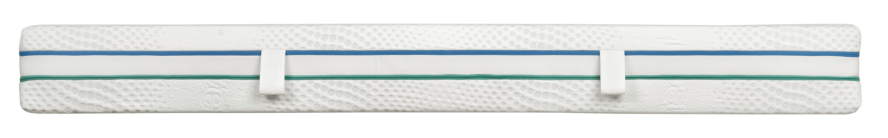 Seitenansicht einer Matratze mit blauen und grünen Streifen und Tragegriffen