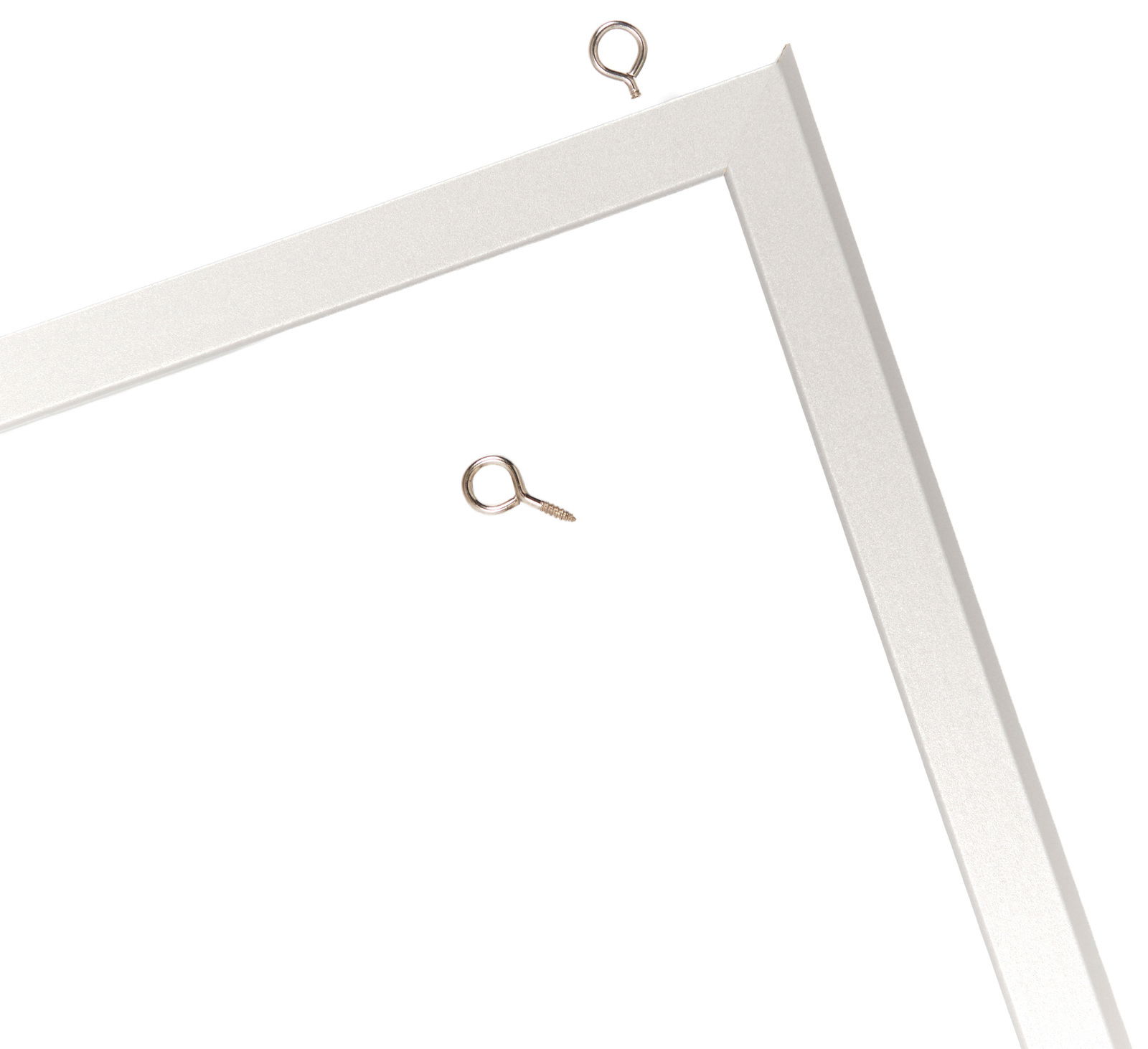 Ecke eines weißen Rahmens mit zwei Ösenschrauben, aus der Vogelperspektive fotografiert
