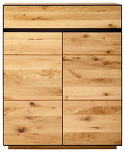 Vooraanzicht van een garderobecombinatie van licht hout met een natuurlijke nerf en meerdere deuren.
