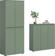 Zweiteiliges Schrank-Set in mattem Salbeigrün: links ein hoher, zweitüriger Hochschrank, rechts ein niedriger, dreitüriger Sideboard-Schrank mit Deko auf der Ablage; Ansicht schräg von vorn vor weißem Hintergrund.