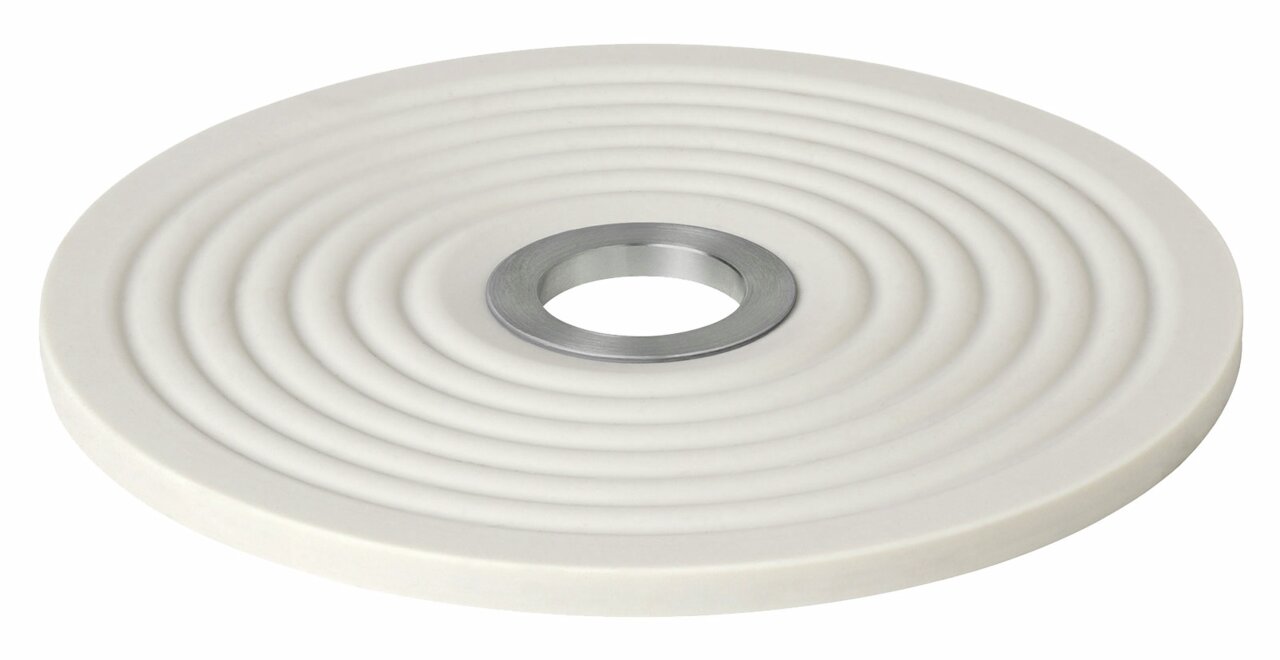 blomus Untersetzer OOLONG Runder, weißer Untersetzer mit konzentrischen Kreisen und einer Metallöffnung in der Mitte, seitliche Perspektive