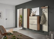 Moderner Hängeschuhschrank in einem stilvollen Flur, seitliche Perspektive