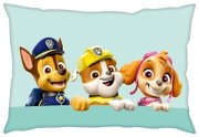 Kussensloop met drie vrolijke cartoomhondjes op een lichtblauwe achtergrond, vooraanzicht