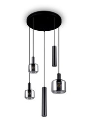 Moderne Pendelleuchte mit vier hängenden Lampenschirmen aus Glas und Metall, von unten betrachtet.