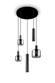 Moderne Pendelleuchte mit vier hängenden Lampenschirmen aus Glas und Metall, von unten betrachtet.