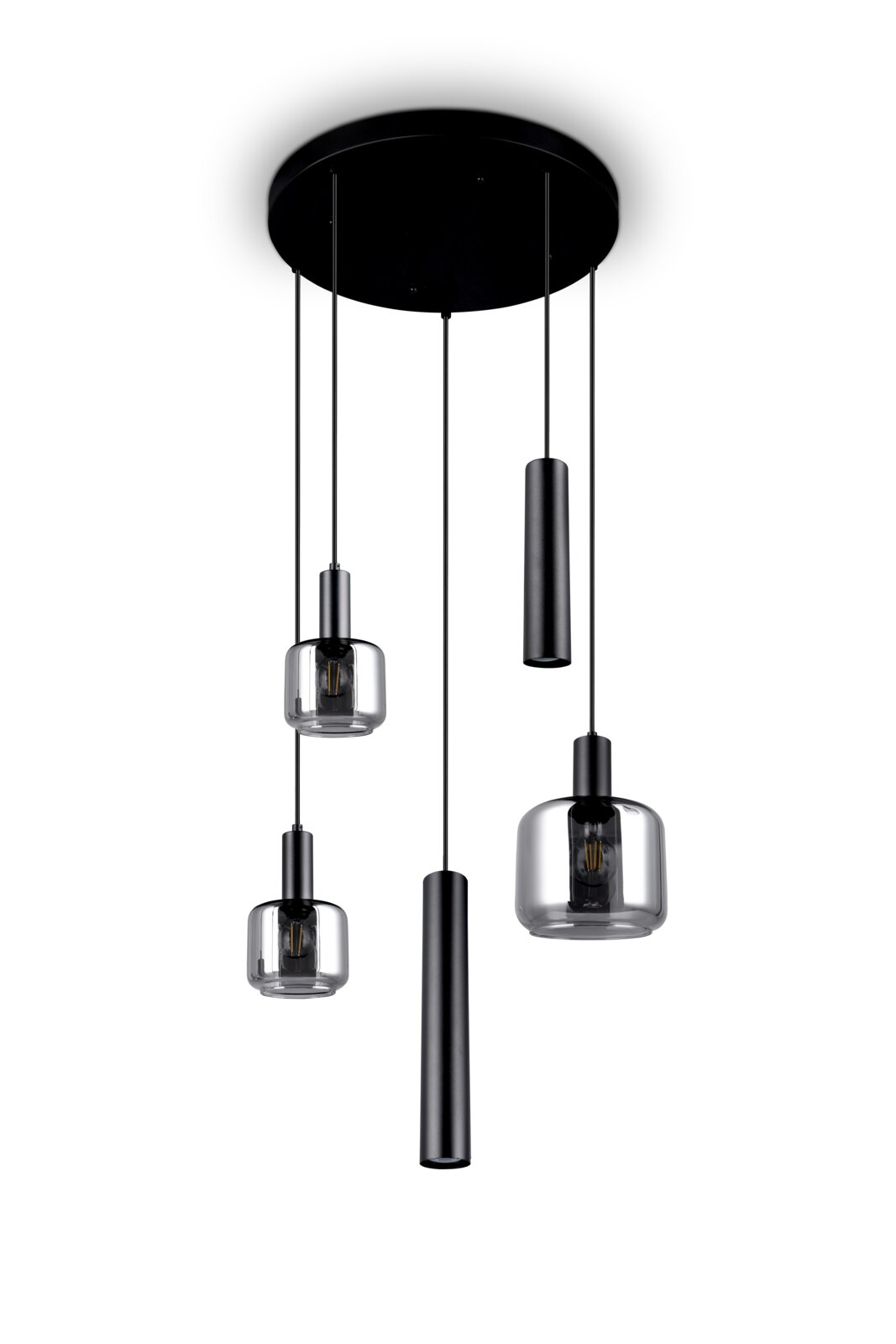 Moderne hanglamp met vier hangende lampenkappen van glas en metaal, gezien van onderaf.