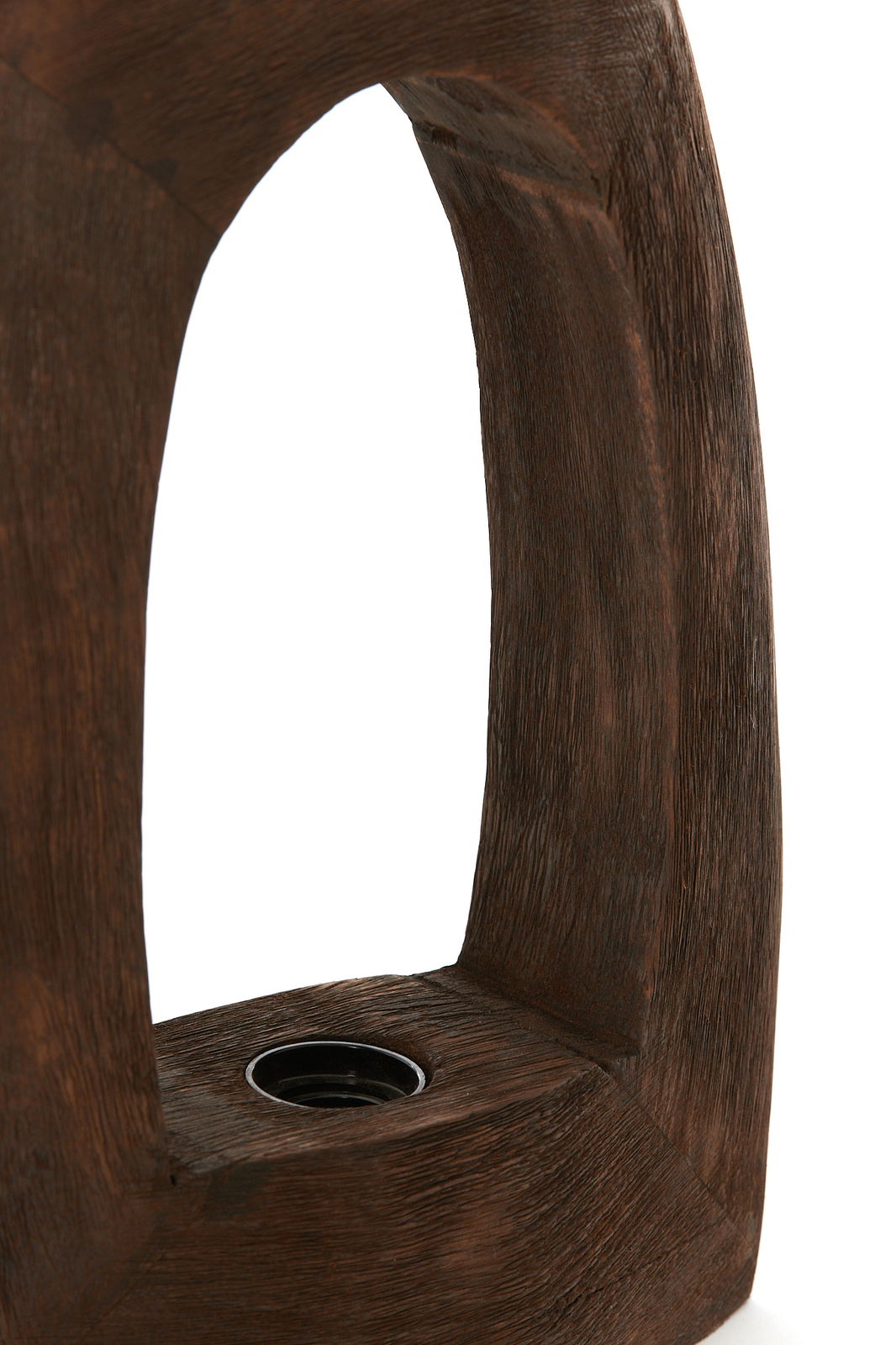 Light&Living Tischleuchte CARINI Nahaufnahme einer Tischleuchte mit einem rustikalen, hölzernen Rahmen in dunkler Holzoptik, seitliche Perspektive.