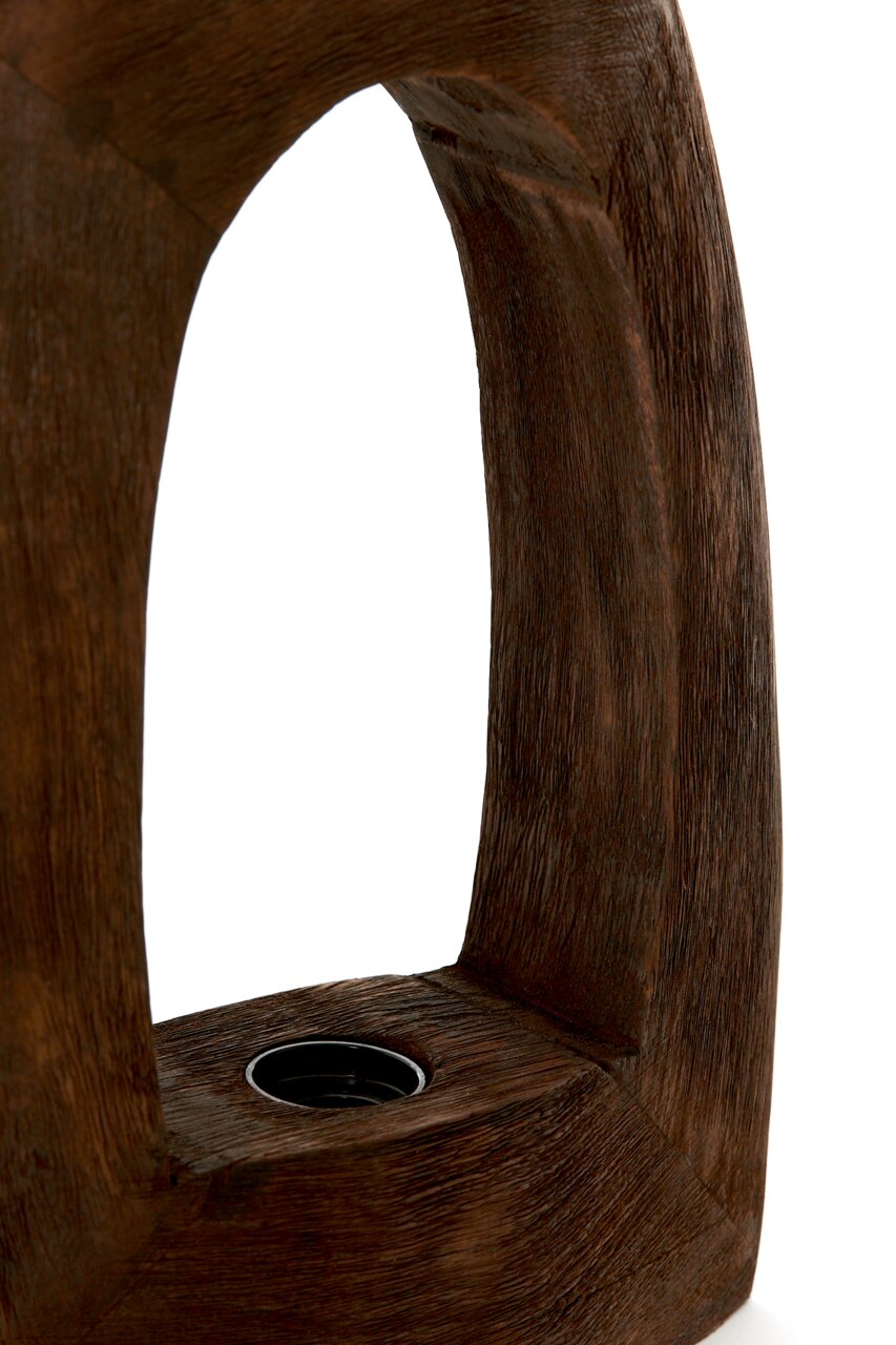 Light&Living Tischleuchte CARINI Nahaufnahme einer Tischleuchte mit einem rustikalen, hölzernen Rahmen in dunkler Holzoptik, seitliche Perspektive.