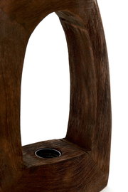 Nahaufnahme einer Tischleuchte mit einem rustikalen, hölzernen Rahmen in dunkler Holzoptik, seitliche Perspektive.