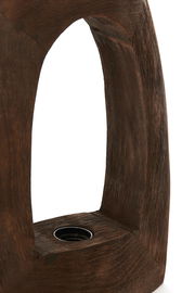 Nahaufnahme einer Tischleuchte mit einem rustikalen, hölzernen Rahmen in dunkler Holzoptik, seitliche Perspektive.